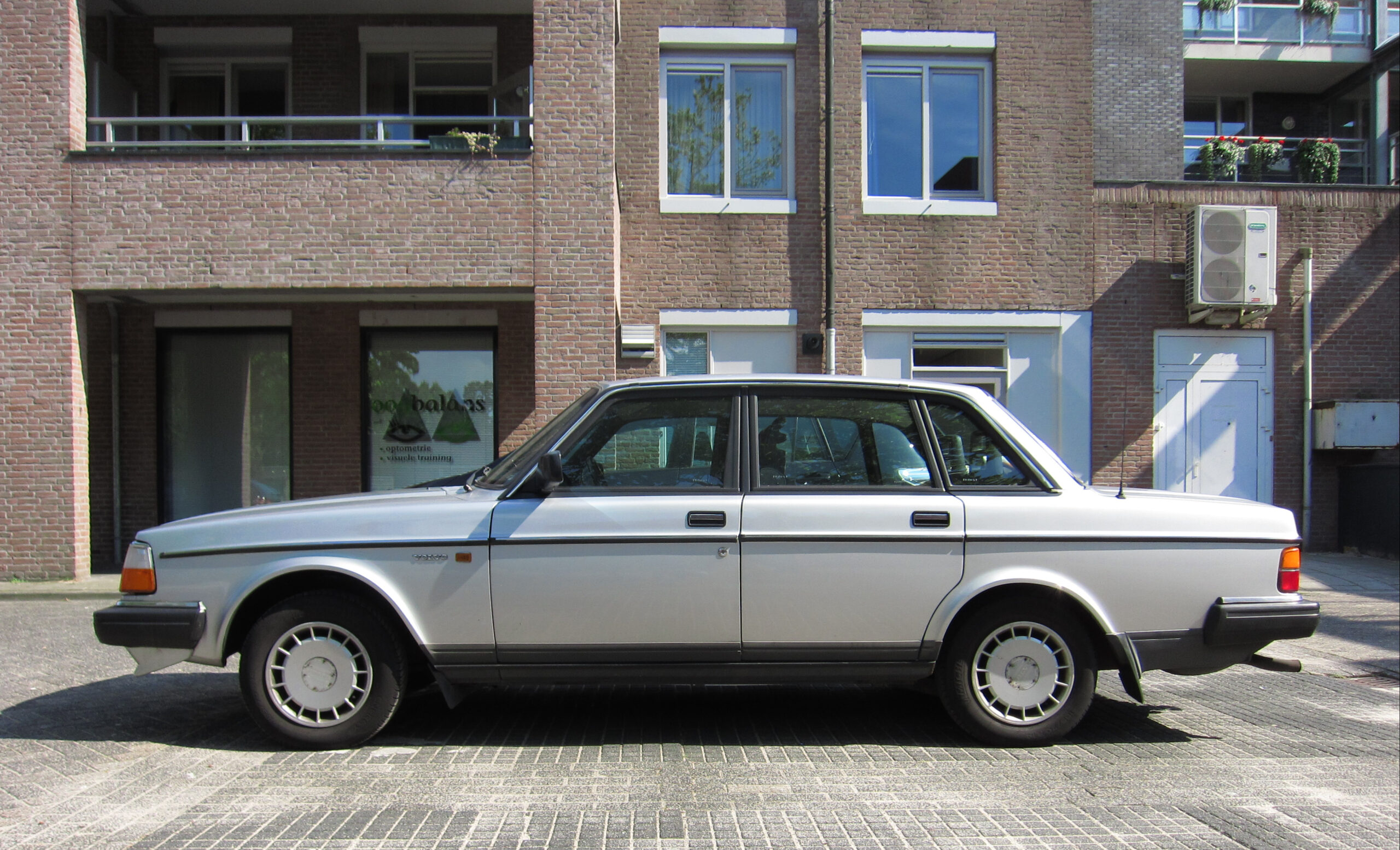 ☆希少ボルボ240 オルタネーターvolvo 240